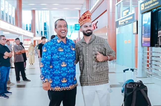 Joe Hattab bersama Kepala Dinas Pariwisata Riau Roni Rakhmat di Sultan Syarif Kasim (SSK) II Pekanbaru/Foto: mediacenter.riau